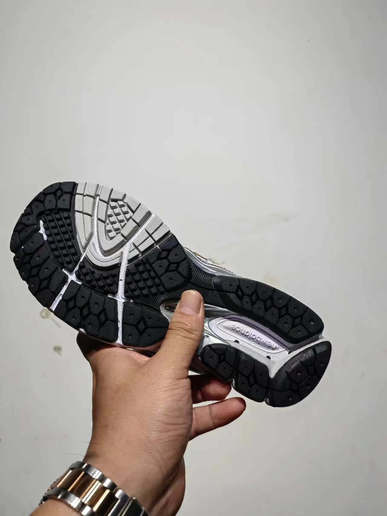 New Balance 1906R Tênis de corrida brancos prateados dourados 2