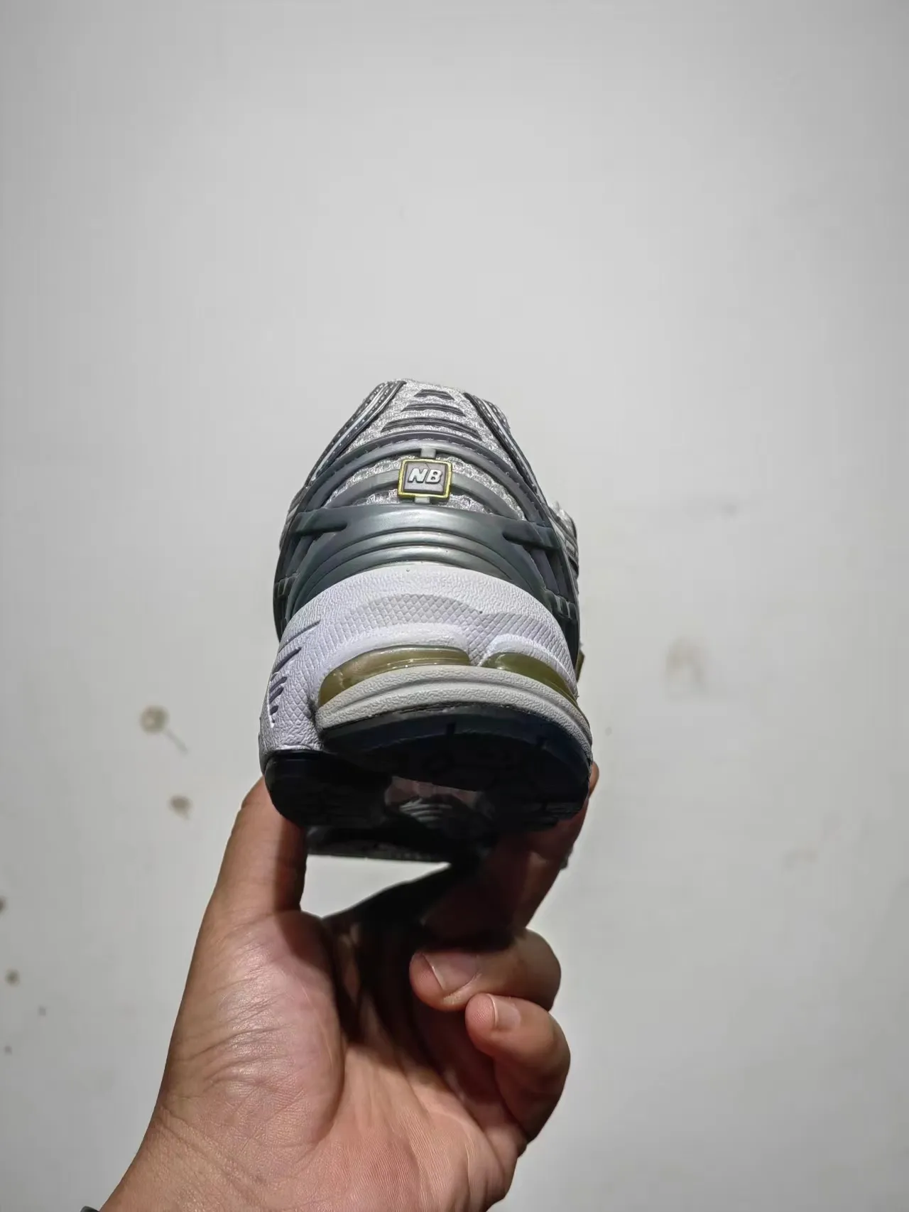 New Balance 1906R Tênis de corrida brancos prateados dourados 3