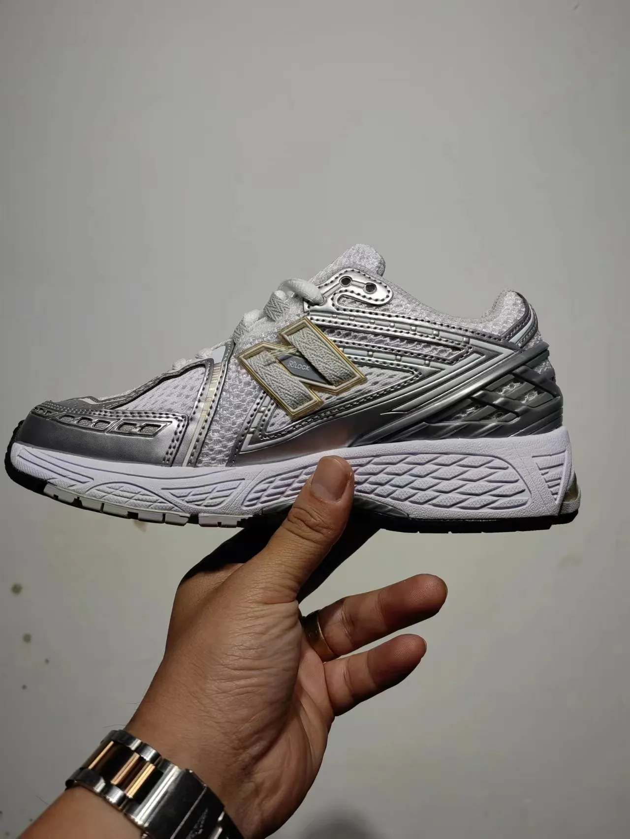 New Balance 1906R Tênis de corrida brancos prateados dourados 4
