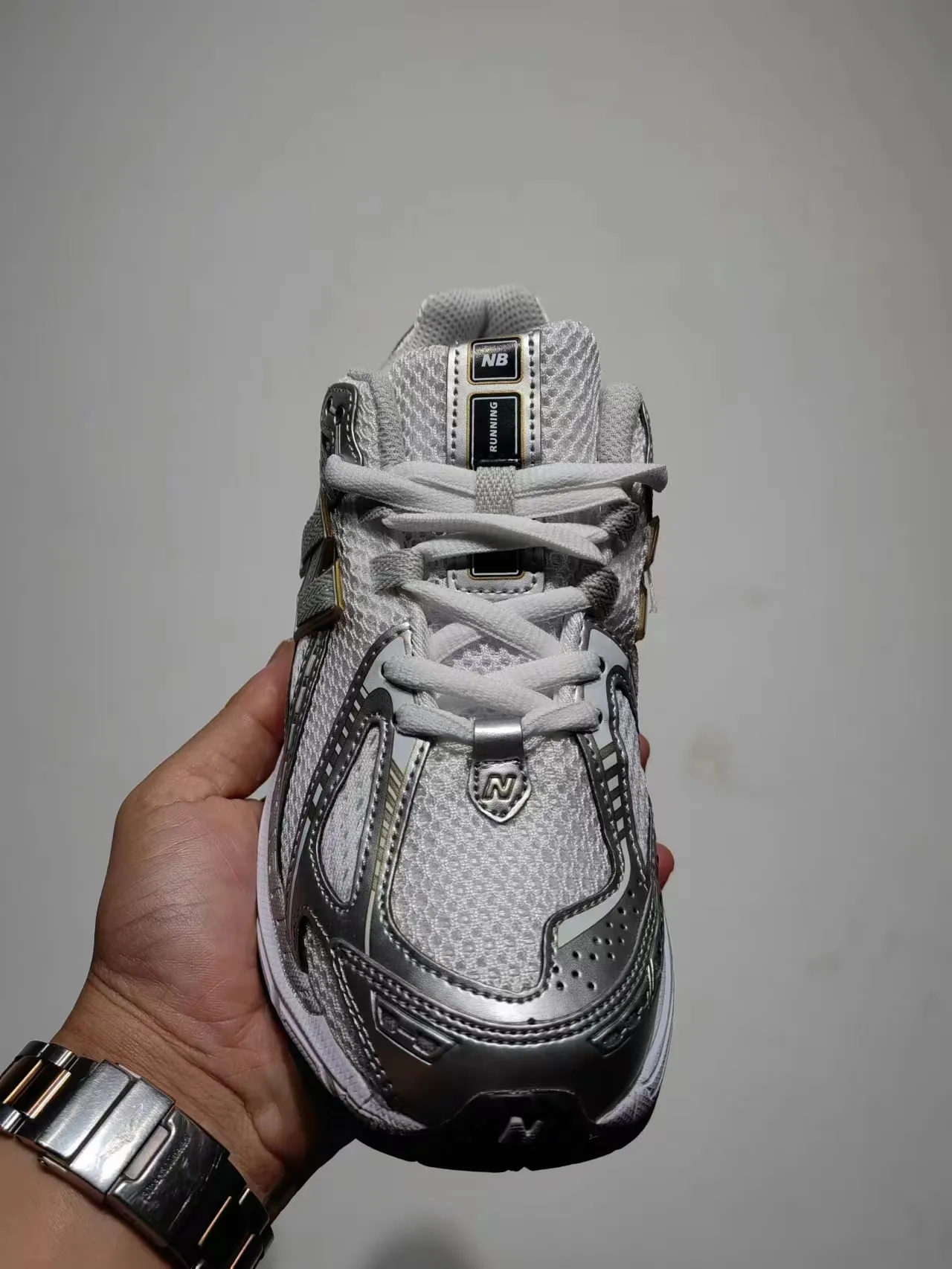 New Balance 1906R Tênis de corrida brancos prateados dourados 5