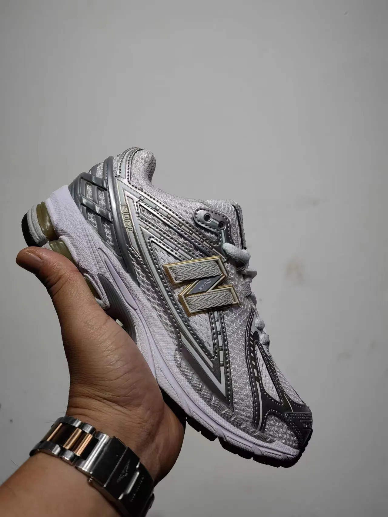 New Balance 1906R Tênis de corrida brancos prateados dourados 6