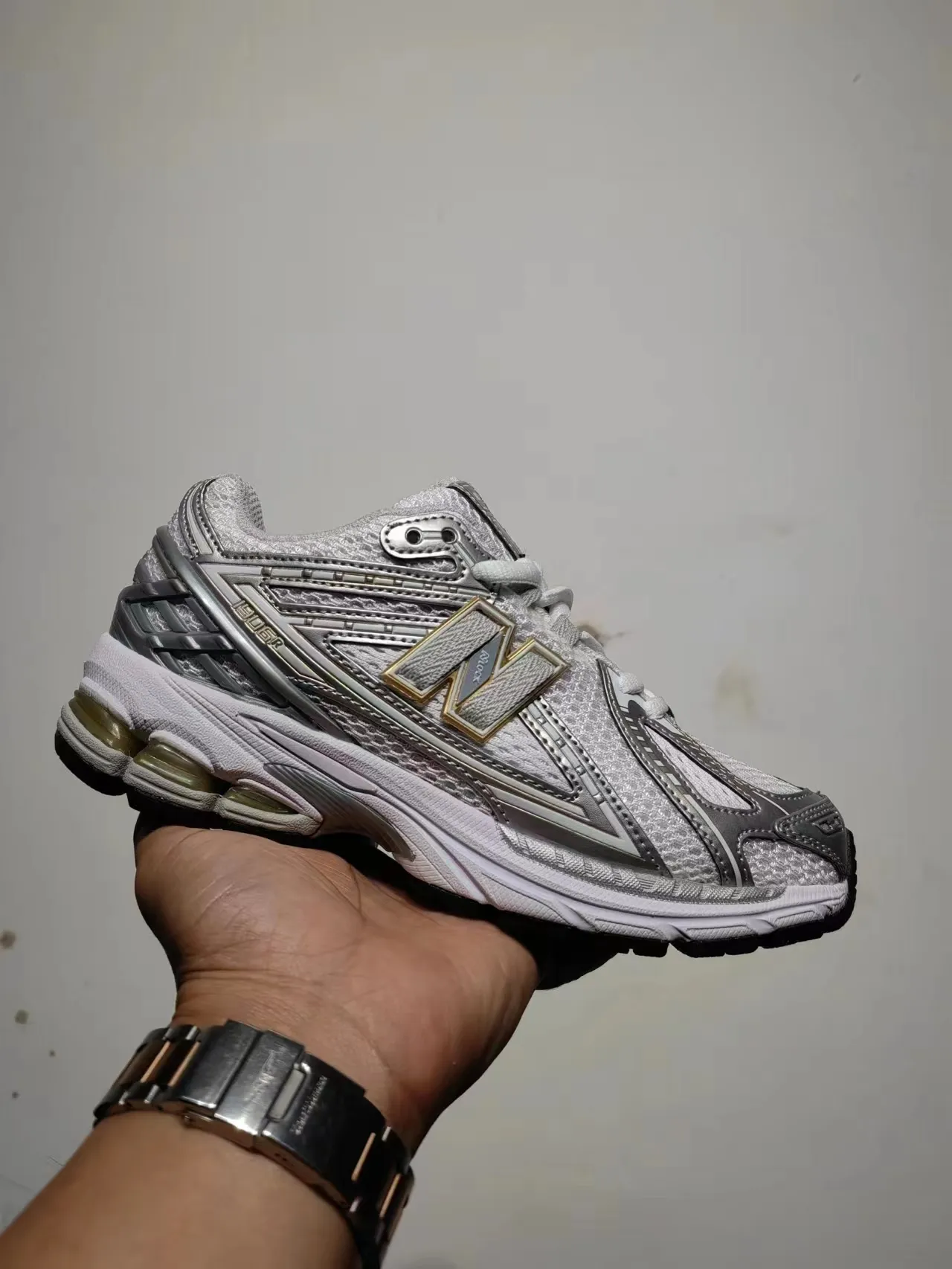 New Balance 1906R Tênis de corrida brancos prateados dourados 7