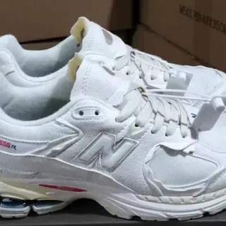 New Balance 2002R حذاء رياضي أبيض فضي أحمر نمط حياة