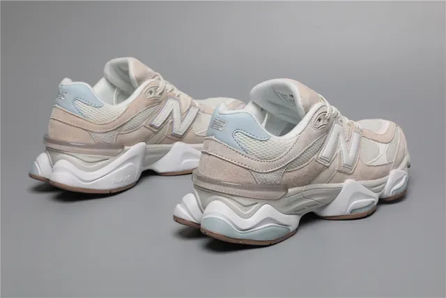 New Balance 9060 beige et bleu clair baskets lifestyle 3