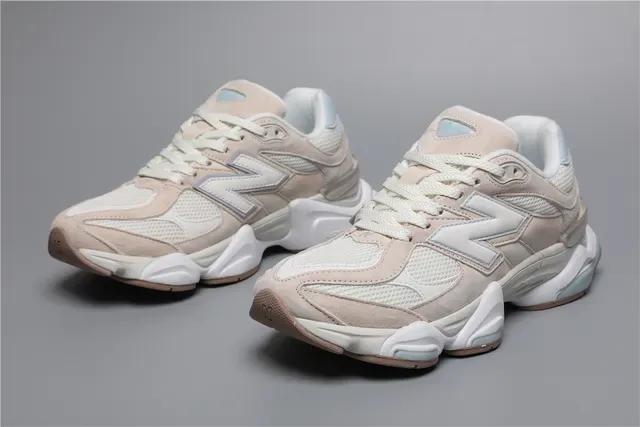 New Balance 9060 beige et bleu clair baskets lifestyle 5