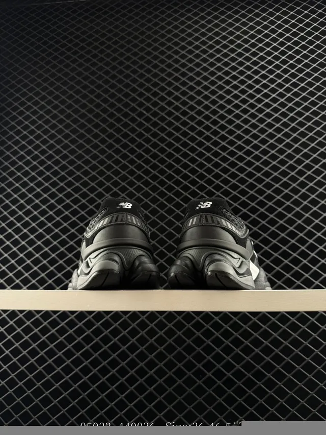 New Balance 9060 Baskets Chunky Noires et Blanches 3