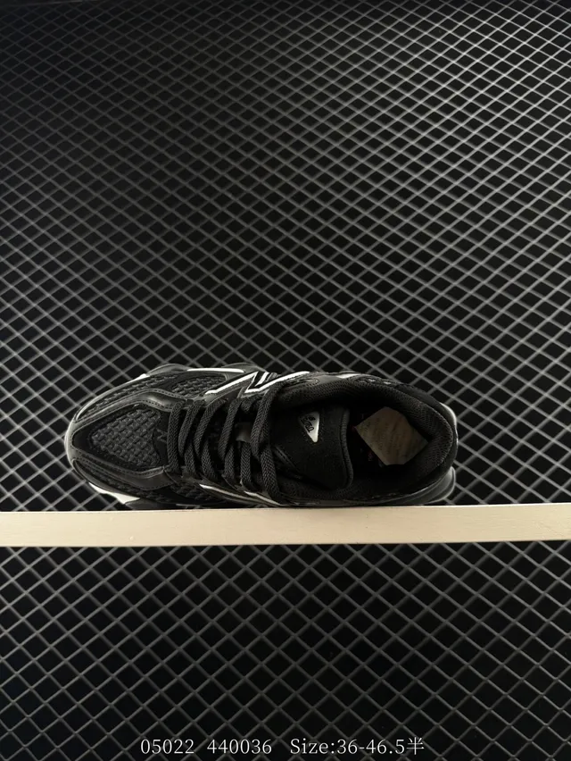 New Balance 9060 Baskets Chunky Noires et Blanches 4