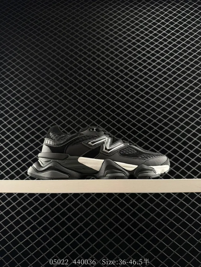 New Balance 9060 Baskets Chunky Noires et Blanches 6