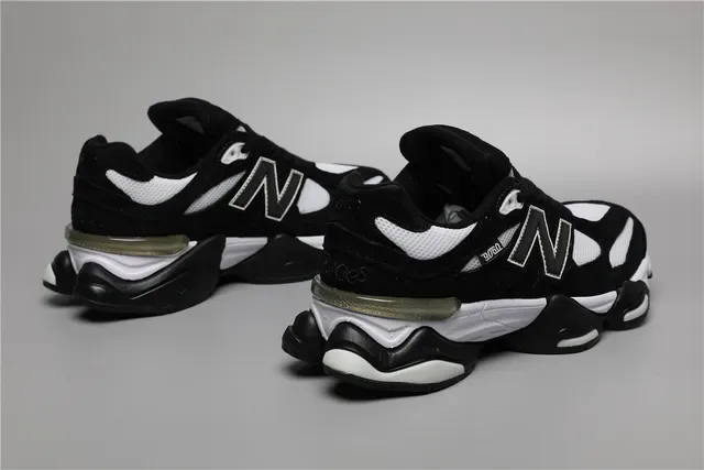 New Balance 9060 Sneakers Lifestyle Noir et Blanc 3