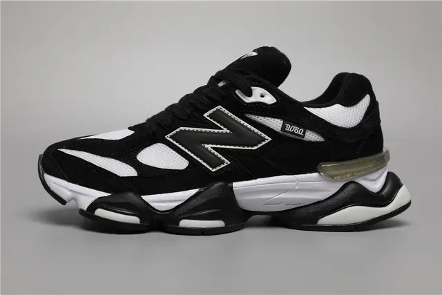 New Balance 9060 Sneakers Lifestyle Noir et Blanc 9