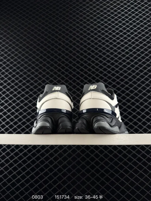 New Balance 9060 Off-White et Black Chunky Sneakers 5
