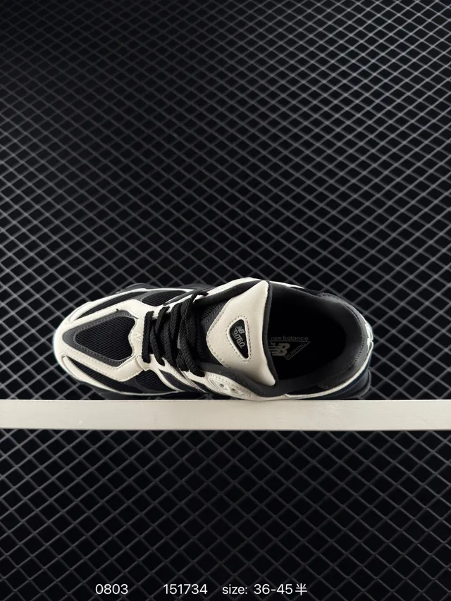 New Balance 9060 Off-White et Black Chunky Sneakers 6