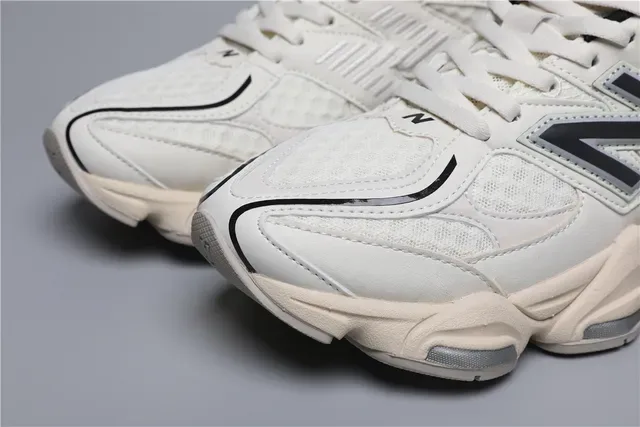 New Balance 9060 Off-White e Preto Lifestyle Sneakers 4