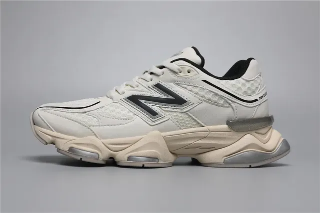 New Balance 9060 Off-White e Preto Lifestyle Sneakers 9