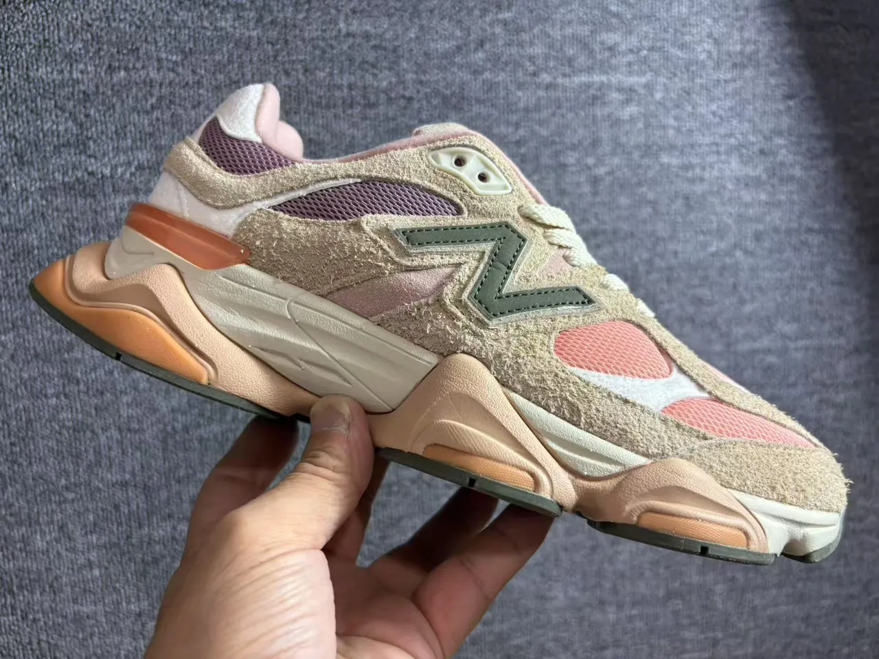 New Balance بيج بينك كعبة متعددة الطبقات وجه علوي مختلط شبكة وسويد سنيكرز سميكة 5