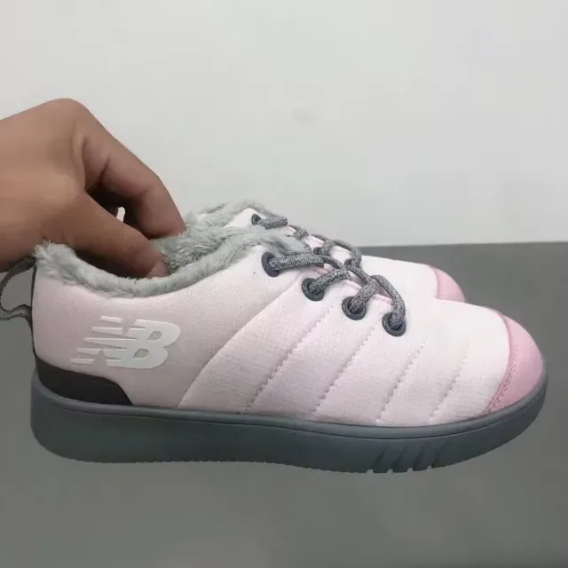 New Balance Tênis lifestyle preto branco com parte superior acolchoada, gola forrada plush 4