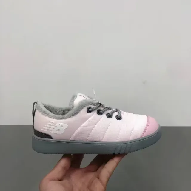 New Balance Tênis lifestyle preto branco com parte superior acolchoada, gola forrada plush 5