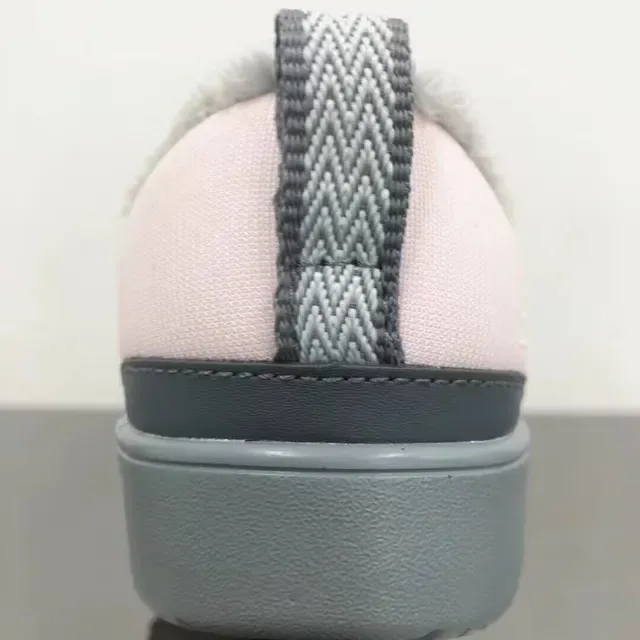 New Balance Tênis lifestyle preto branco com parte superior acolchoada, gola forrada plush 6
