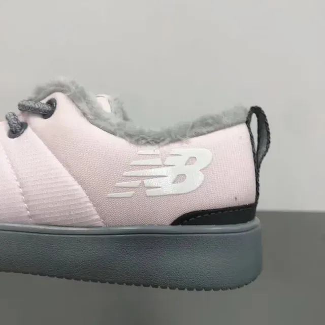 New Balance Tênis lifestyle preto branco com parte superior acolchoada, gola forrada plush 7