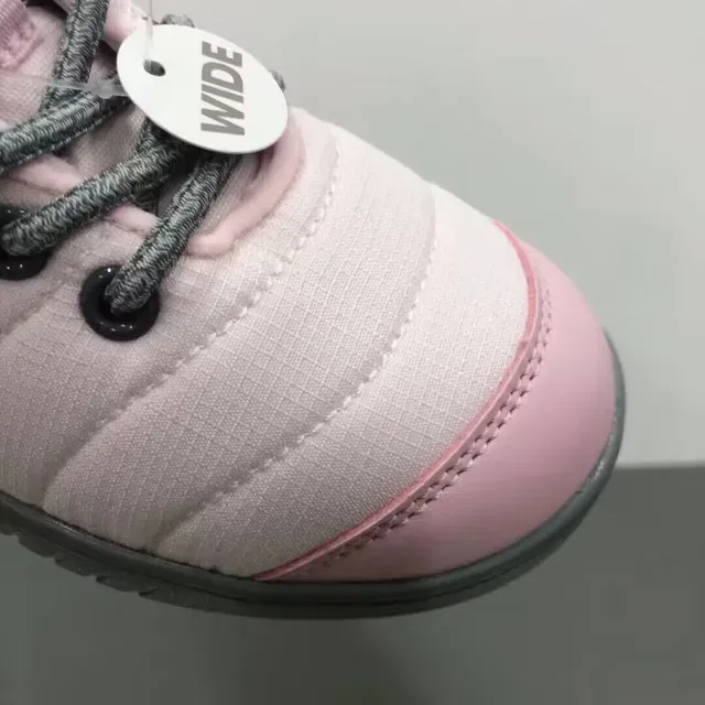 New Balance Tênis lifestyle preto branco com parte superior acolchoada, gola forrada plush 9