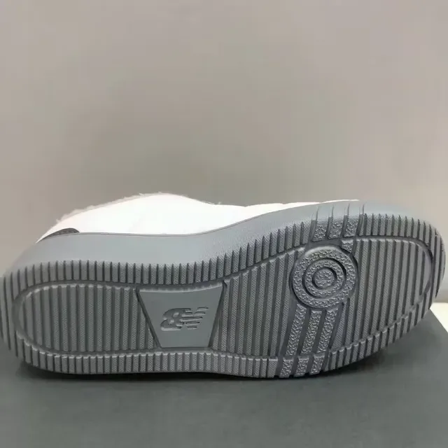 New Balance Tênis lifestyle preto branco com parte superior acolchoada, gola forrada plush 10