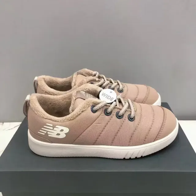 New Balance Tênis lifestyle preto branco com parte superior acolchoada, gola forrada plush 12