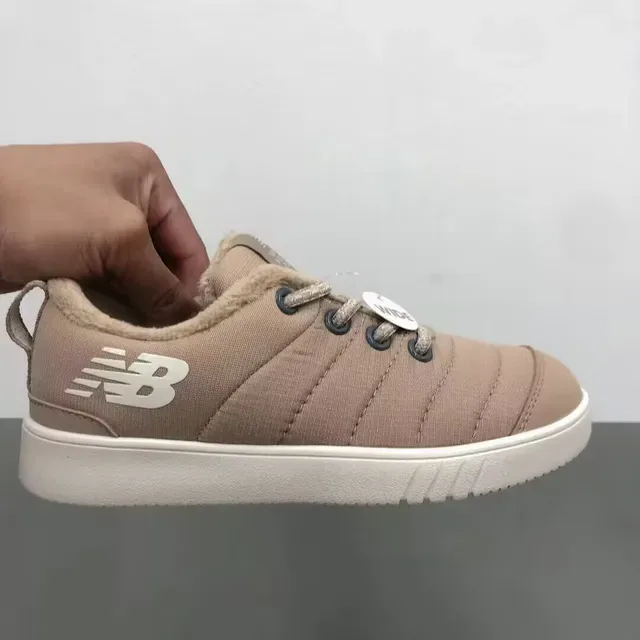 New Balance Tênis lifestyle preto branco com parte superior acolchoada, gola forrada plush 13