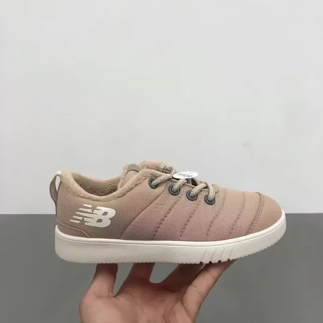 New Balance Tênis lifestyle preto branco com parte superior acolchoada, gola forrada plush 14