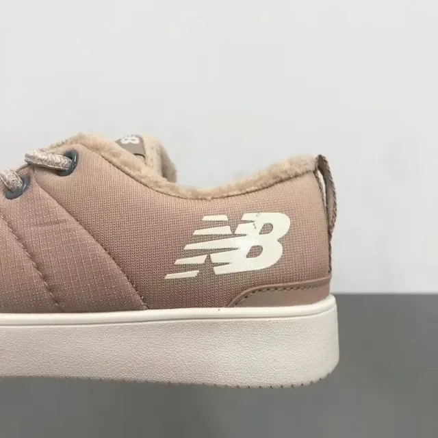New Balance Tênis lifestyle preto branco com parte superior acolchoada, gola forrada plush 15