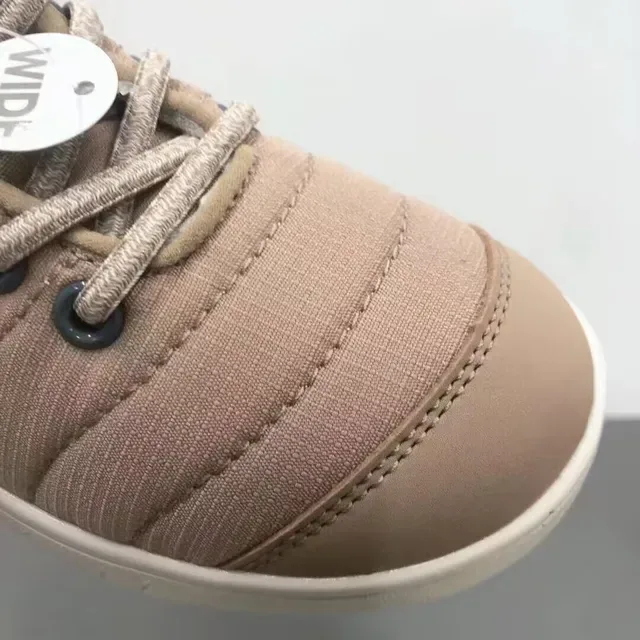 New Balance Tênis lifestyle preto branco com parte superior acolchoada, gola forrada plush 17