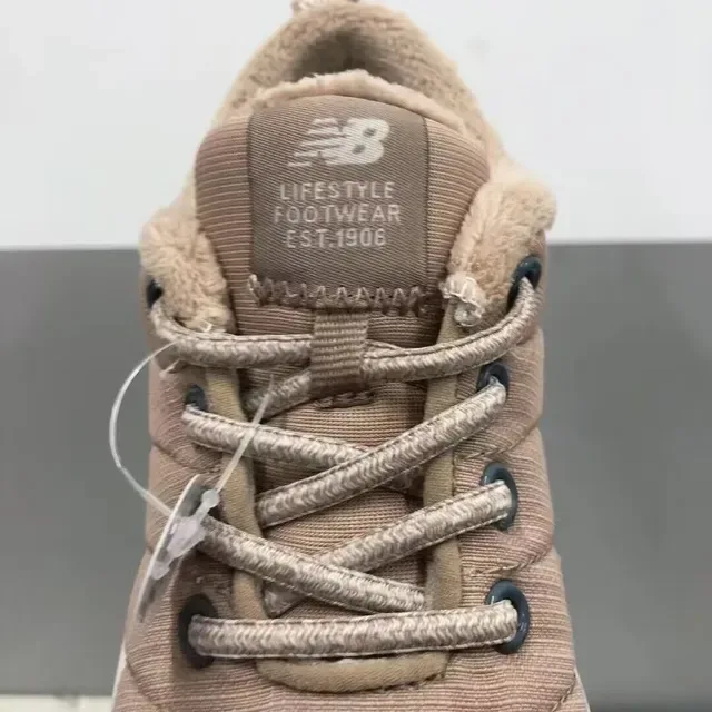 New Balance Tênis lifestyle preto branco com parte superior acolchoada, gola forrada plush 18