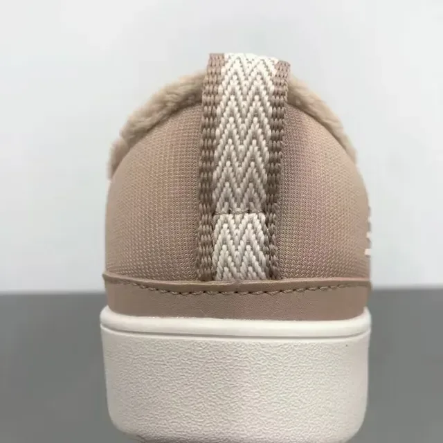 New Balance Tênis lifestyle preto branco com parte superior acolchoada, gola forrada plush 19