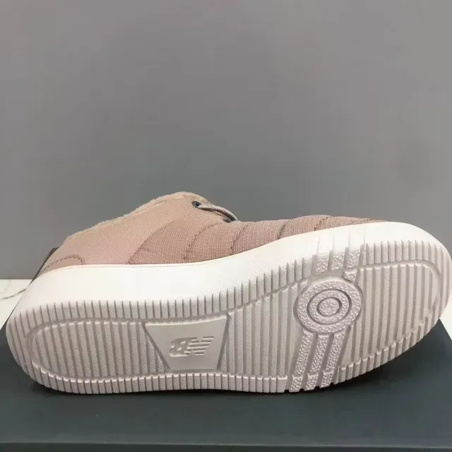 New Balance Tênis lifestyle preto branco com parte superior acolchoada, gola forrada plush 20
