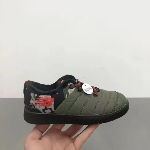 New Balance Tênis lifestyle preto branco com parte superior acolchoada, gola forrada plush 21