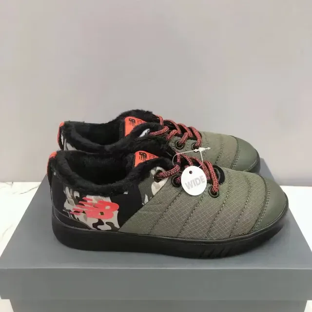 New Balance Tênis lifestyle preto branco com parte superior acolchoada, gola forrada plush 22