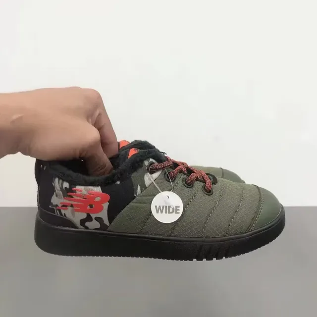 New Balance Tênis lifestyle preto branco com parte superior acolchoada, gola forrada plush 23