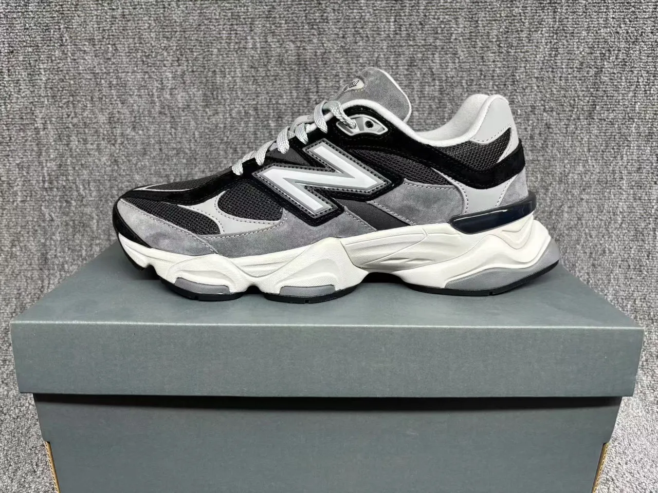 New Balance Gris Noir Semelle Multicouche Maille Et Cuir Suédé Panneaux Chaussures Chunky 2