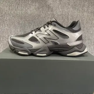 New Balance Gris Noir Semelle Sculptée Superposition Argent Métallique Sneakers Chunky
