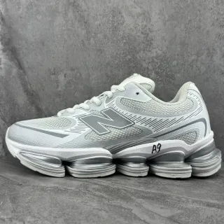New Balance رمادي أبيض شبكي وطبقة اصطناعية على الجزء العلوي وسادات شفافة مجزأة في وسط أسلوب حياة حذاء رياضي