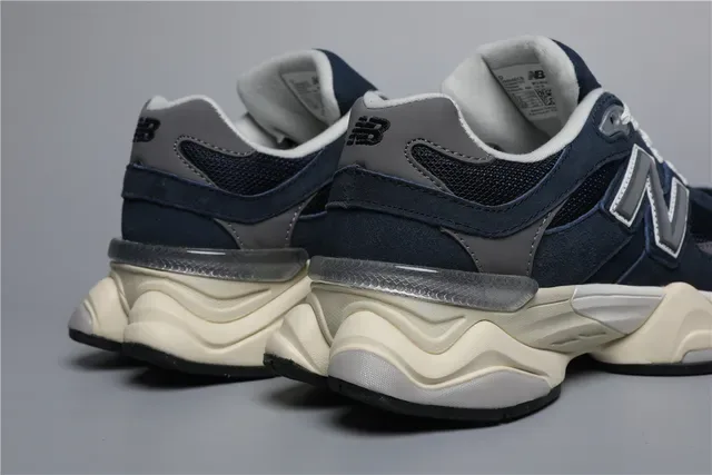 New Balance Navy Beige Chunky Midsole Maille Et Daim Tige Sneakers Lifestyle 2