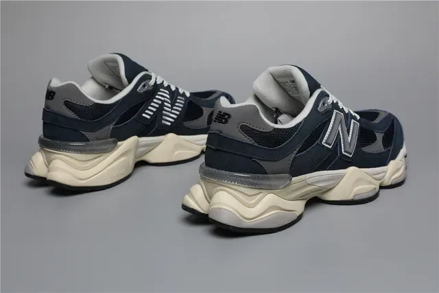 New Balance Navy Beige Chunky Midsole Maille Et Daim Tige Sneakers Lifestyle 3