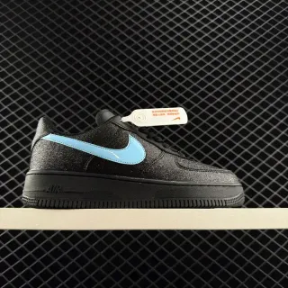 Nike Air Force 1 Low काला चमकदार ऊपरी हल्का नीला Swoosh लाइफस्टाइल स्नीकर
