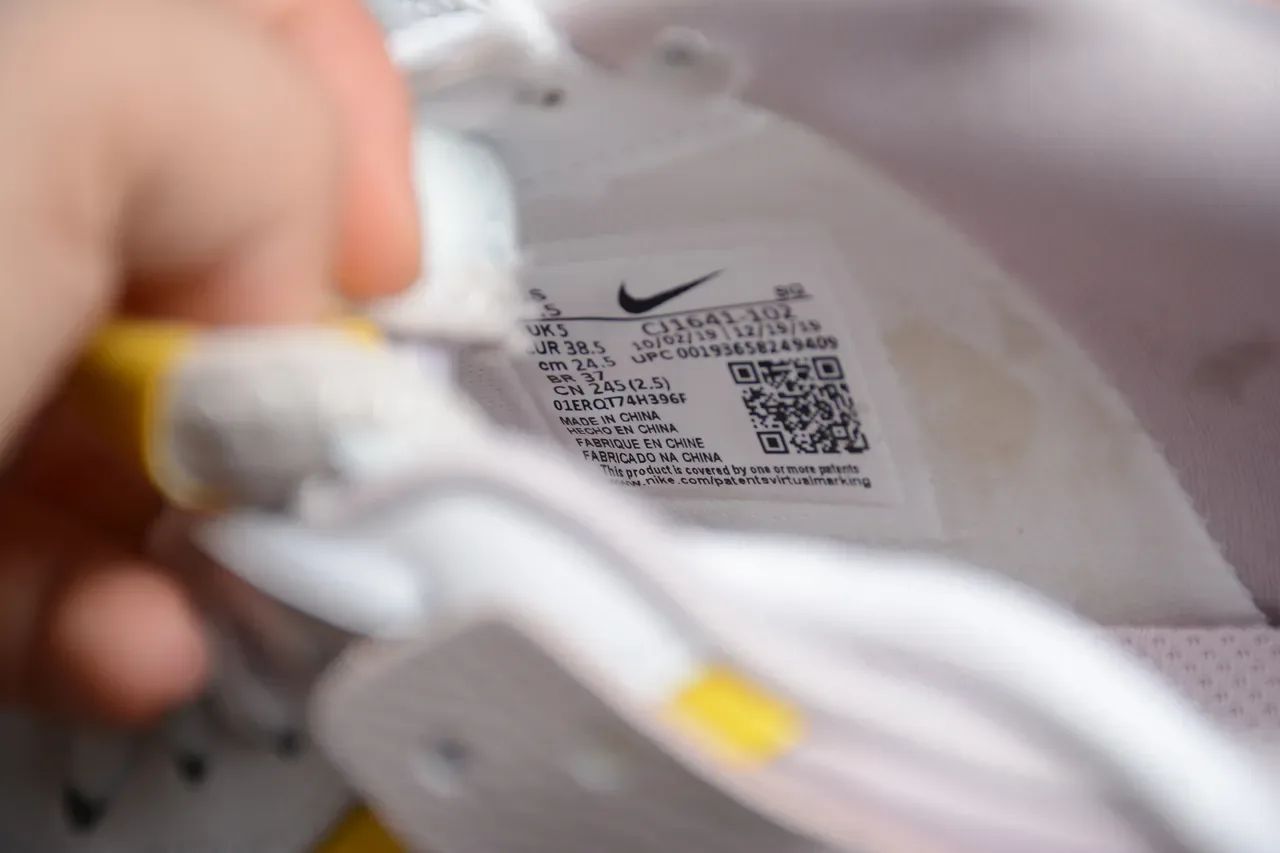 Nike Air Force 1 Blanc et Jaune Sneakers Lifestyle 12