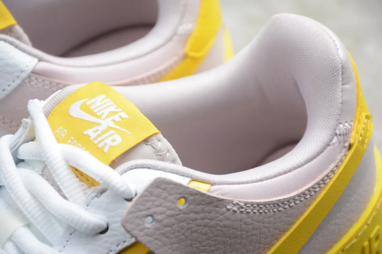Nike Air Force 1 Blanc et Jaune Sneakers Lifestyle 13