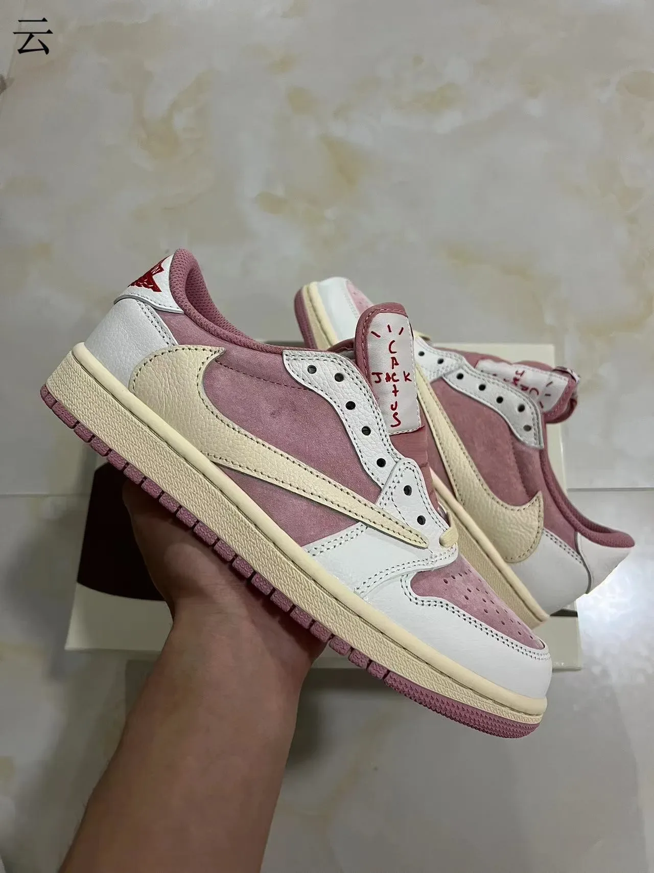 Nike Air Jordan 1 Low Rose et Blanc Lifestyle Sneakers 2