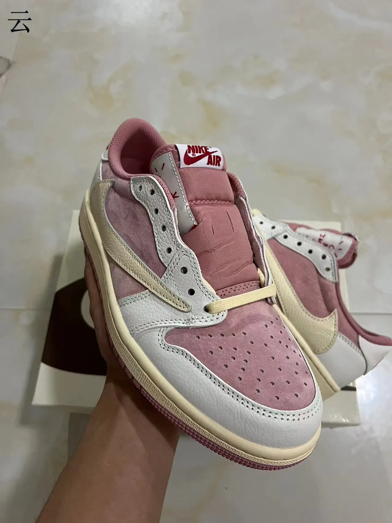 Nike Air Jordan 1 Low Rose et Blanc Lifestyle Sneakers 3