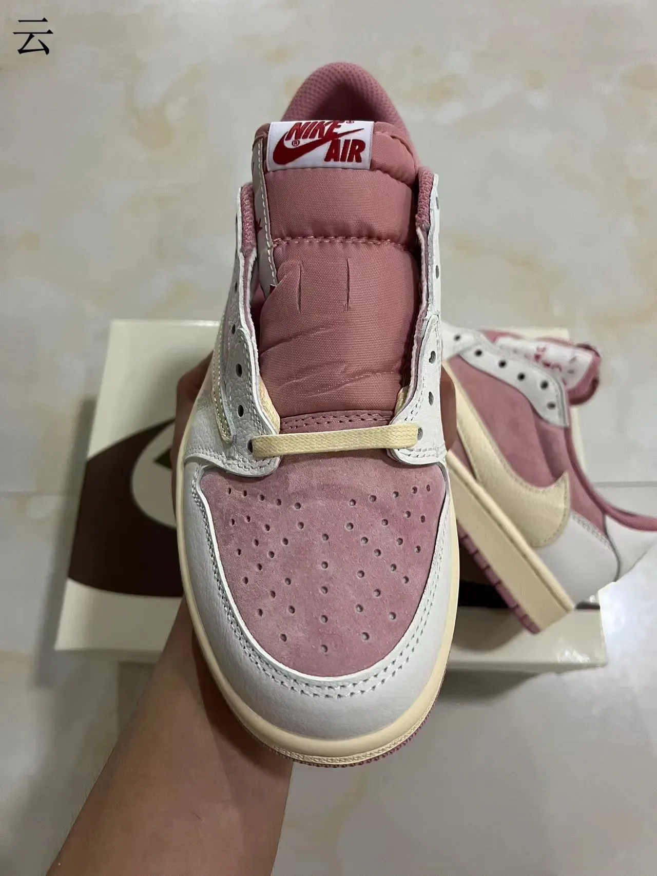 Nike Air Jordan 1 Low Rose et Blanc Lifestyle Sneakers 4