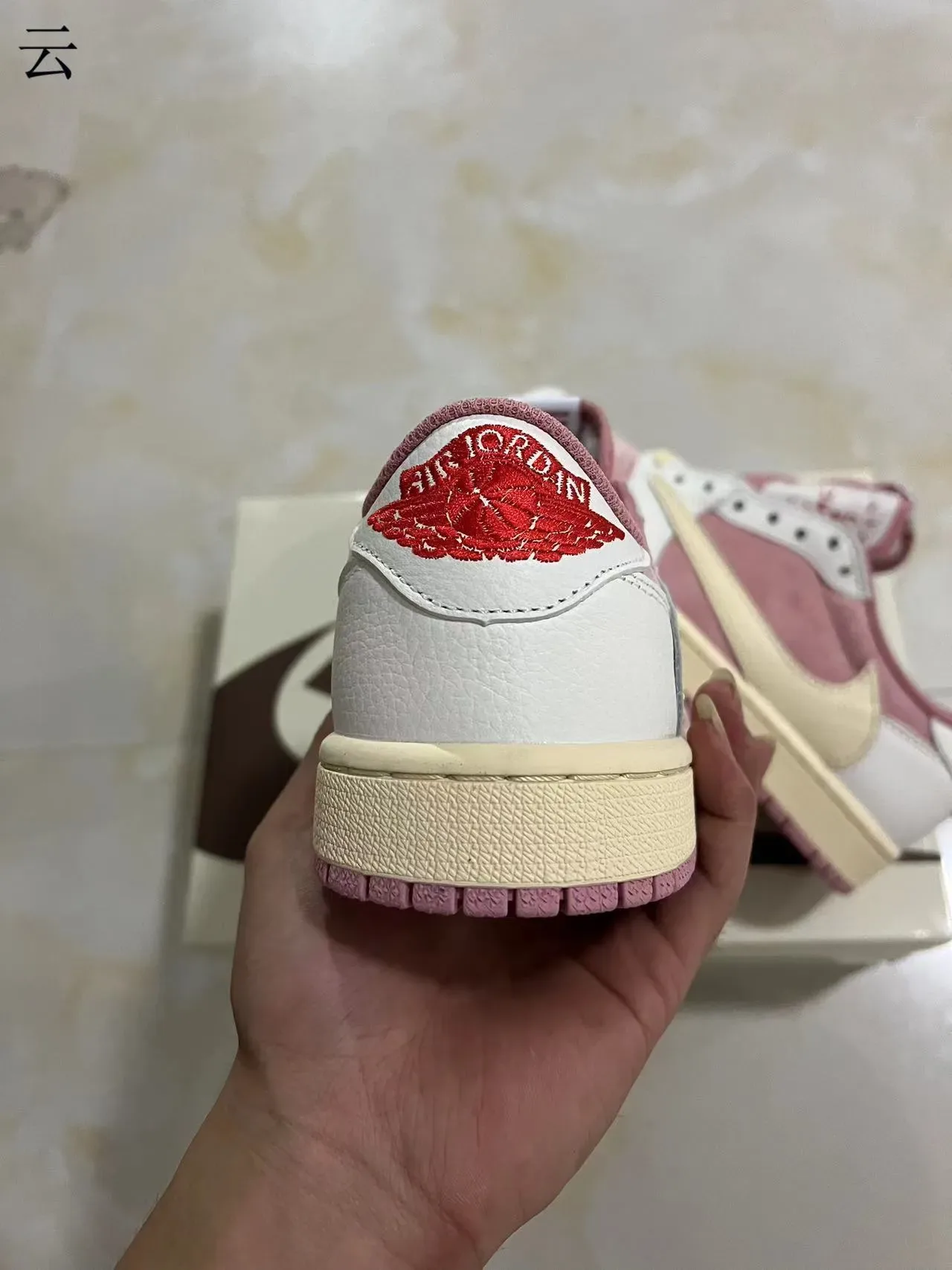 Nike Air Jordan 1 Low Rose et Blanc Lifestyle Sneakers 9