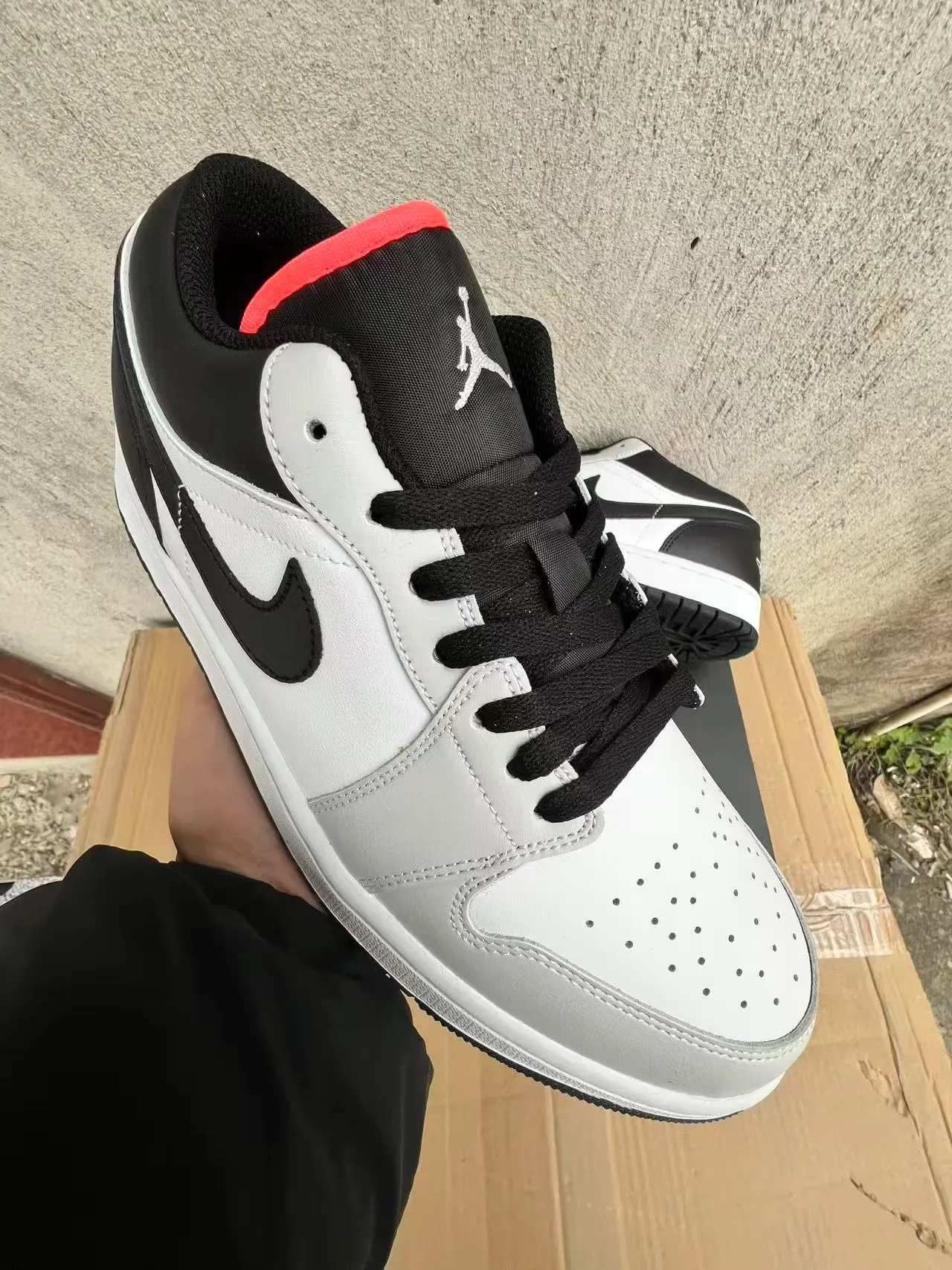 Nike Air Jordan 1 Low White Black baskets lifestyle 2