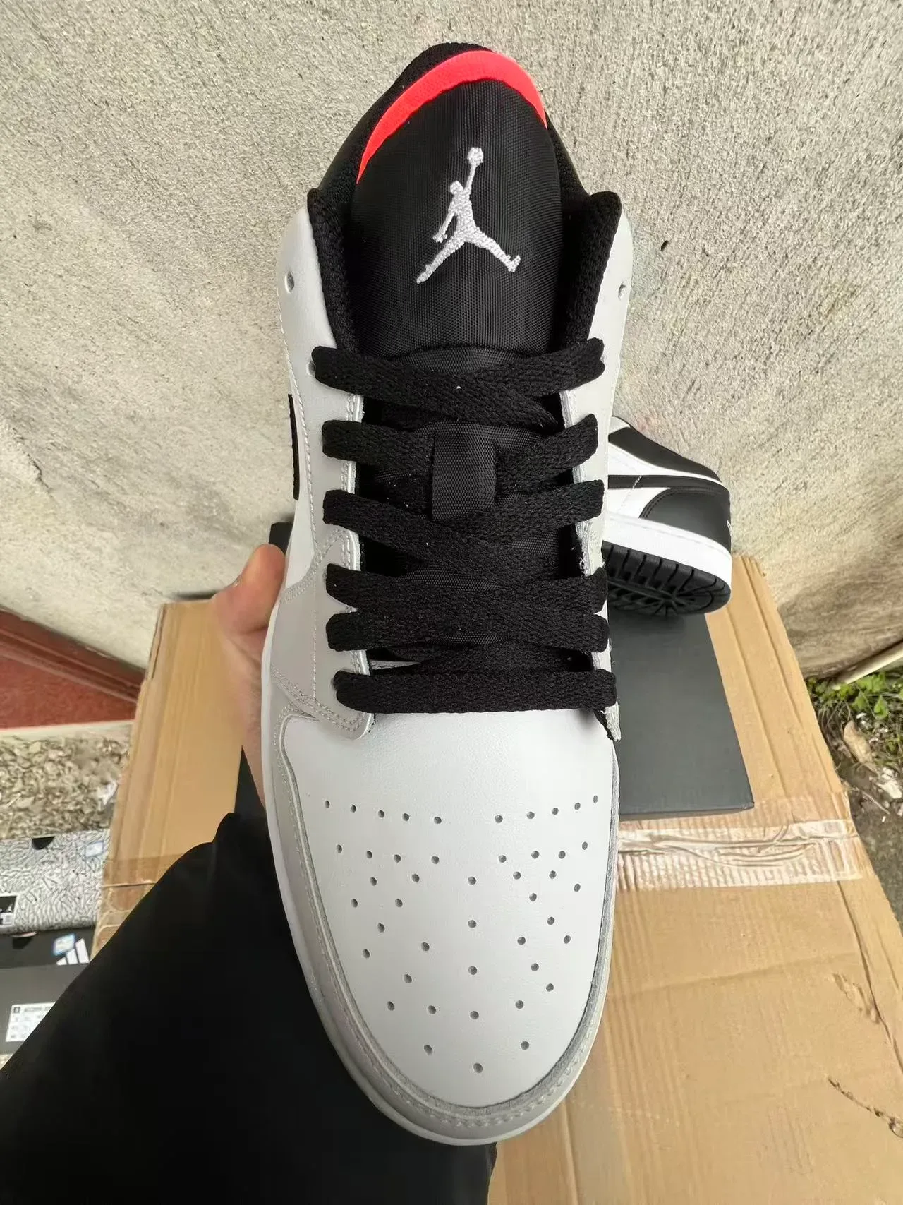 Nike Air Jordan 1 Low White Black baskets lifestyle 3